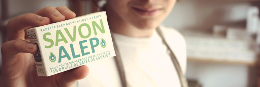 Personne tenant du savon Alep.