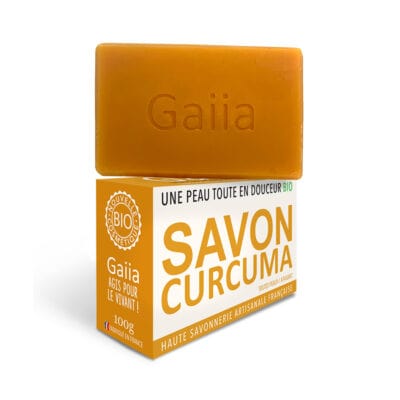 savon au curcuma de couleur orange sur sa boîte en carton