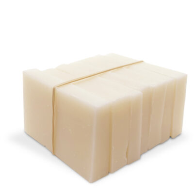 Bloc de savon blanc empilé.