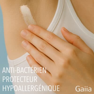 Application de déodorant antibactérien hypoallergénique.