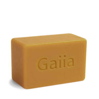 Savon artisanal jaune estampillé Gaiia.