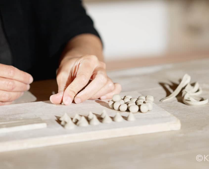 Cathy Marre en création, artiste céramiste