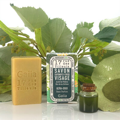 Savon et produits naturels devant feuilles de tilleul.