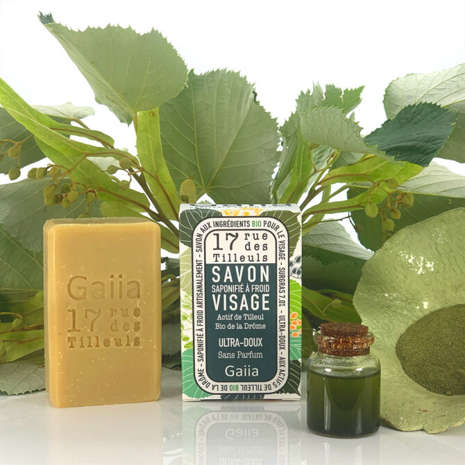 Savon et produits naturels devant feuilles de tilleul.