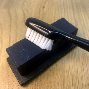Porte dentifrice Monolythe Noir Cathy Marre & Gaiia. 