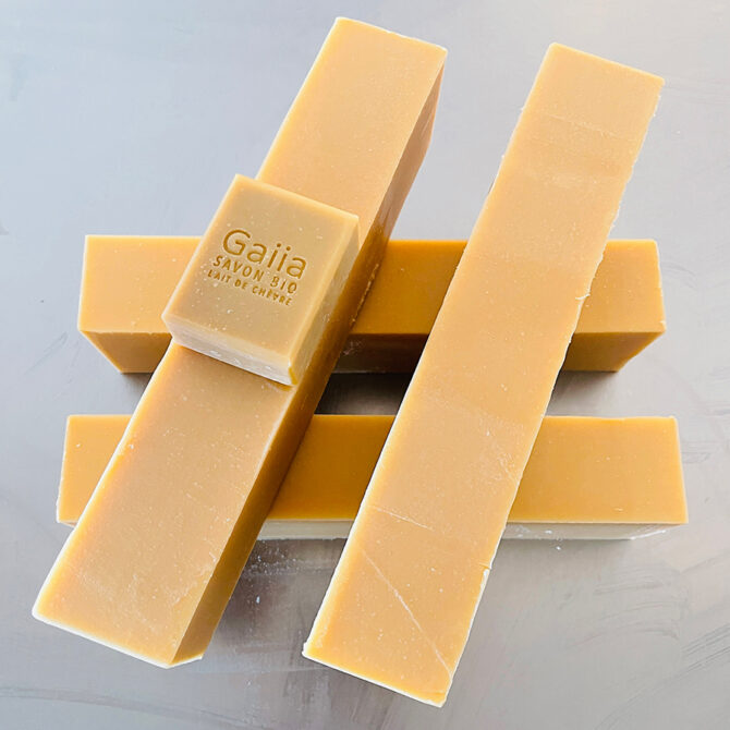 SAVON LAIT DE CHÈVRE CURCUMA TEA TREE POUR PEAUX COMPLIQUÉES / LISON / 150 G – Image 4