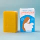 Savon jaune et emballage savon bébé