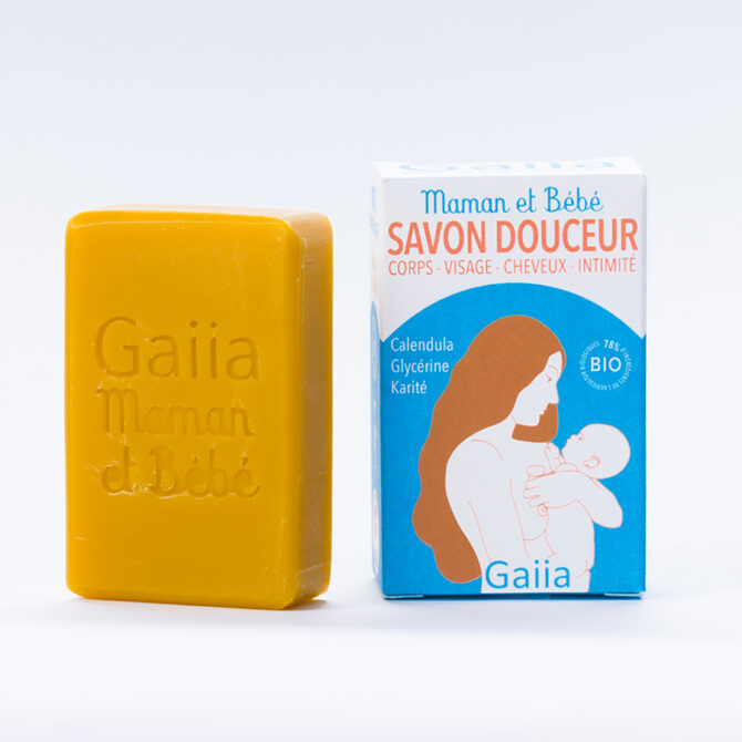 Savon pour bébé rectangulaire de couleur orange avec emballage blanc et bleu montrant une maman et son bébé