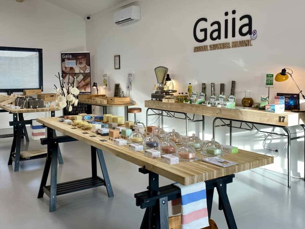 Boutique Gaïa, produits artisanaux sur tables en bois.