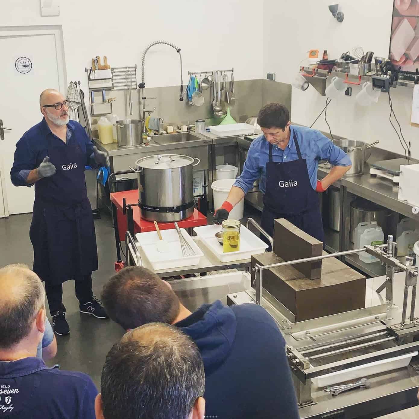 Deux chefs donnent un cours de cuisine à un groupe.