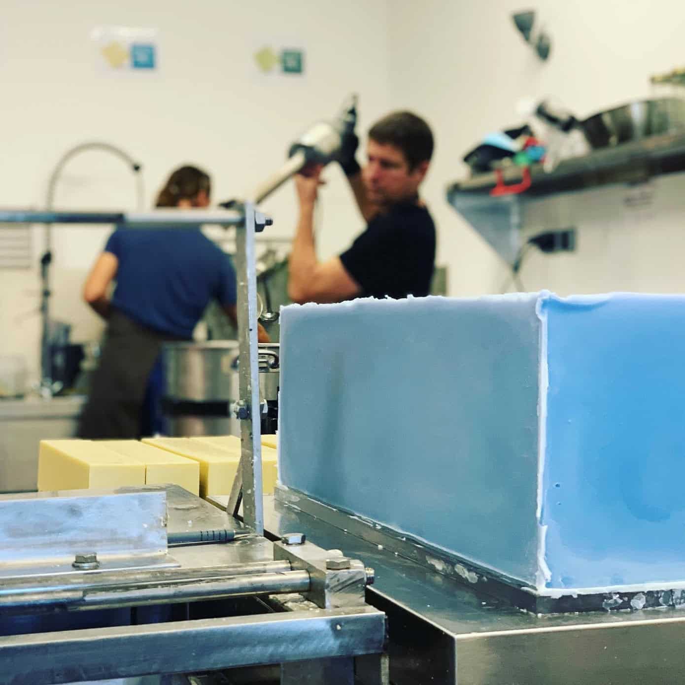 Fabrication artisanale de savon en atelier.