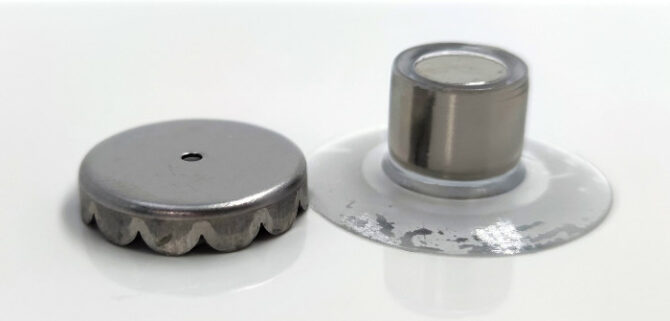 Porte savon magnétique avec ventouse aimantée et pastille métallique sur fond blanc