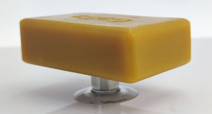 Savon jaune avec logo sur porte savon magnétique