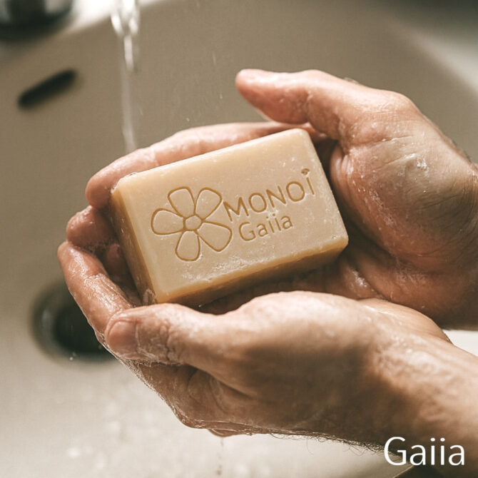Savon Monoi Gaiia dans les mains mouillées.