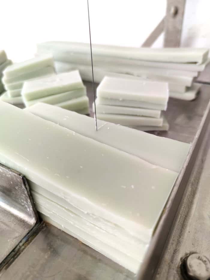 Découpage de savon blanc en tranches fines.