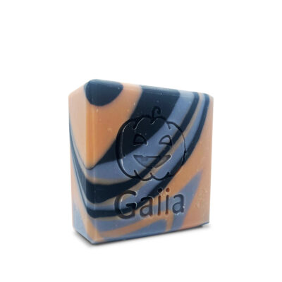 Savon marbré orange et noir avec logo.