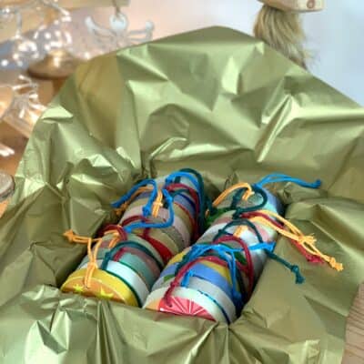 calendrier de l’avent : Boules de Noël colorées dans un papier doré.