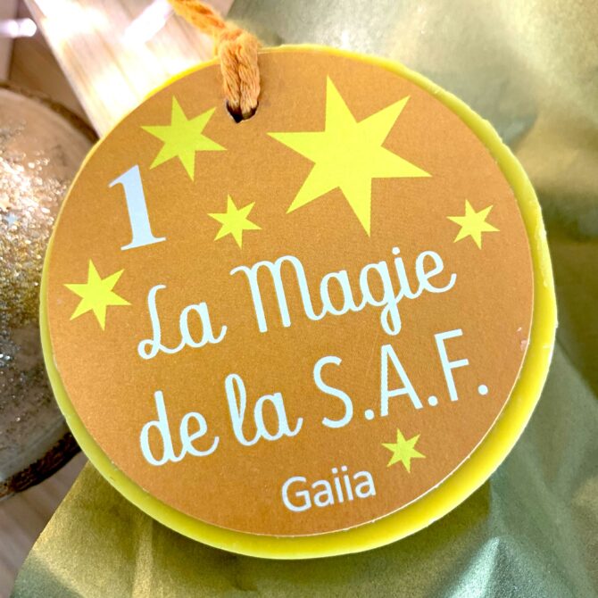 Étiquette marron, texte et étoiles décoratives.