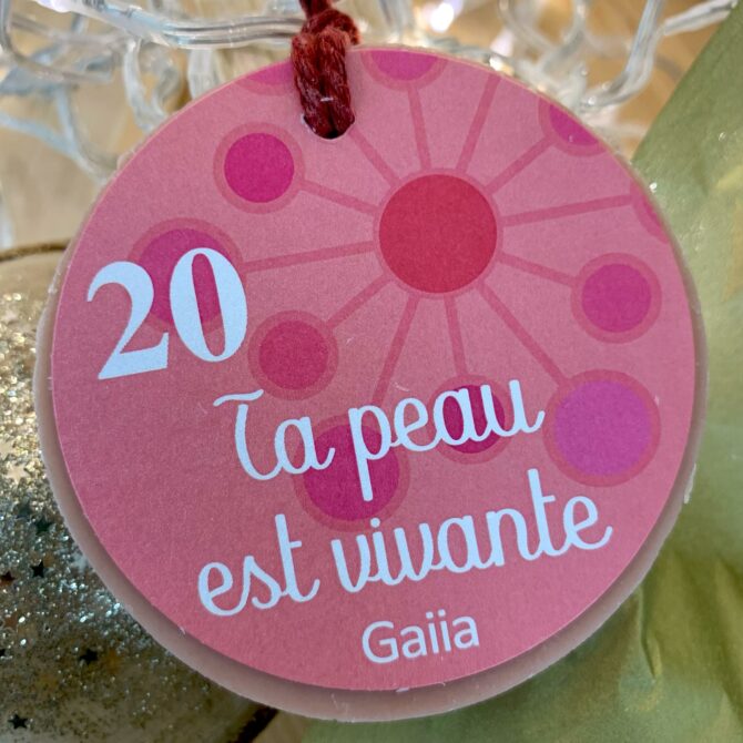 Étiquette rose, texte 'Ta peau est vivante'.