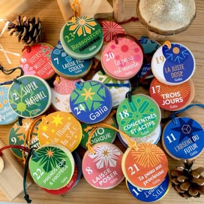 Calendrier de l'Avent coloré avec étiquettes numérotées.