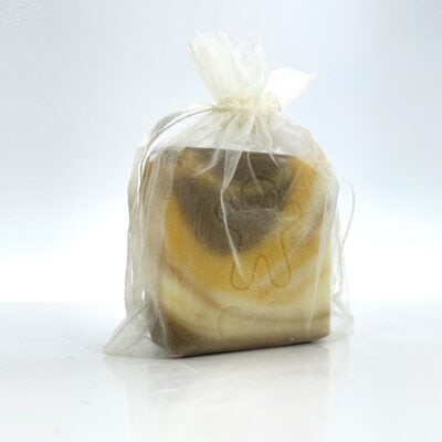 Savon artisanal enveloppé dans un sachet en organza.