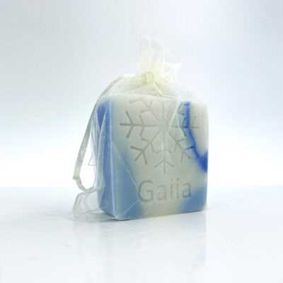 Savon artistique blanc et bleu dans un sac.