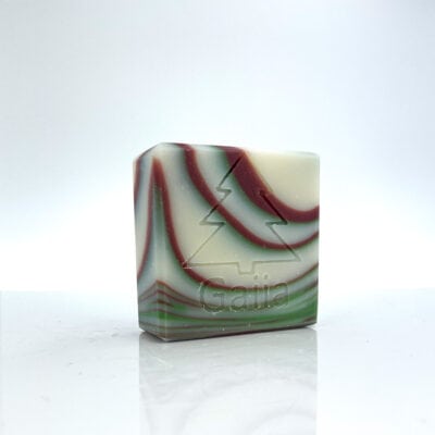 Savon marbré avec motif sapin gravé.