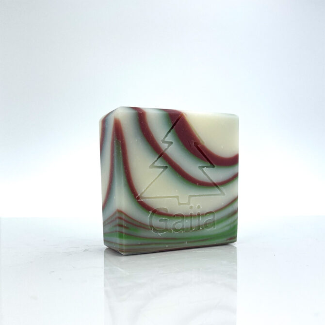 Savon marbré avec motif sapin gravé.