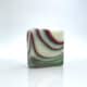 Savon marbré avec motif sapin gravé.