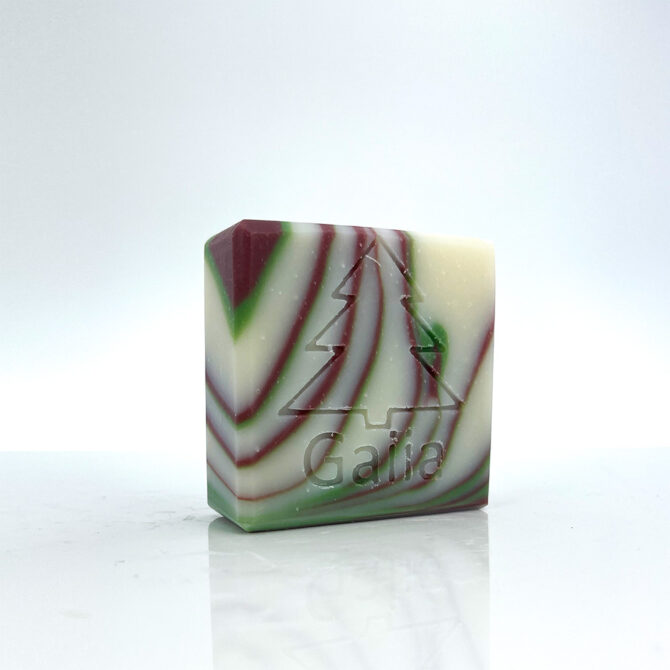 Savon artisanal marbré rouge et vert avec logo.
