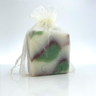 Savon emballé dans un sac en organza.