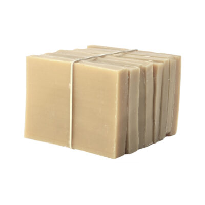Pack de savons beiges emballés.