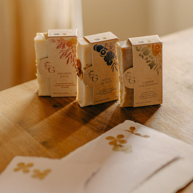 Trois savons artisanaux parfumés posés sur une table.