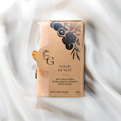 Savon artisanal fleur de nuit sur tissu blanc.