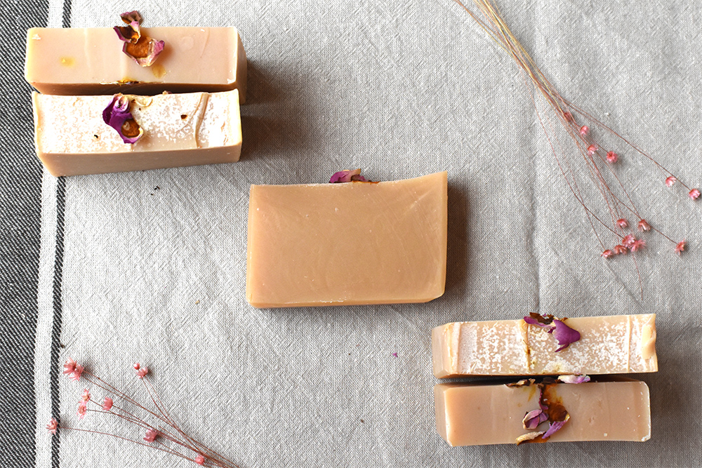 Savons artisanaux décorés de pétales de fleurs.
