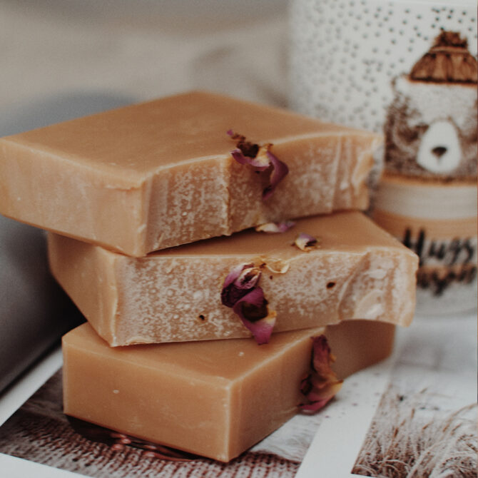 Savons artisanaux avec fleurs séchées et tasse.