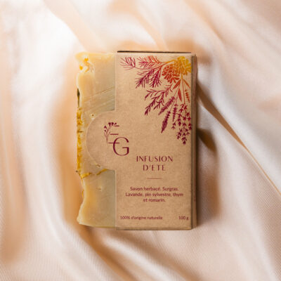 Savon naturel sur drap soyeux beige.