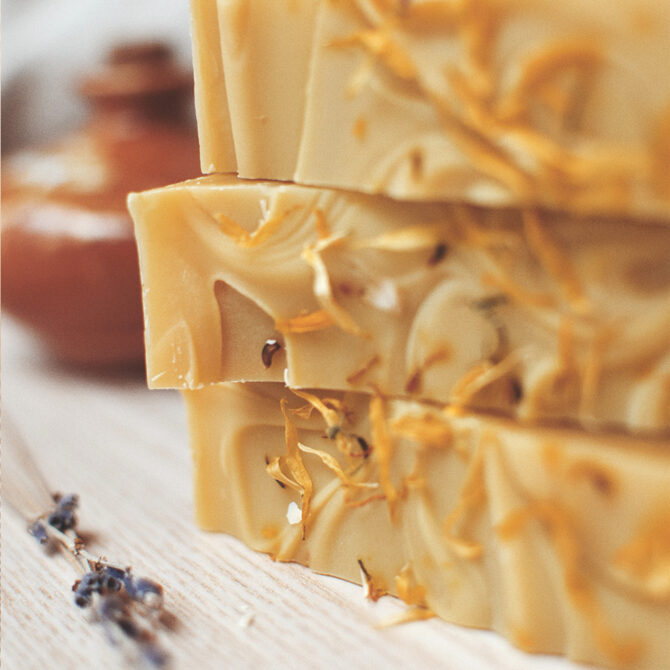 Tranches de savon artisanal avec fleurs séchées