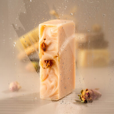 Savon artisanal derrière une vitre humide.