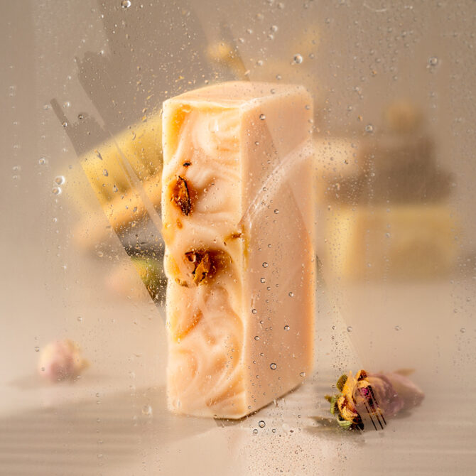 Savon artisanal derrière une vitre humide.