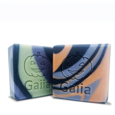 Savons carrés Gaiia motifs citrouille colorés.
