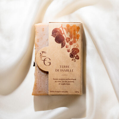 Savon naturel emballé sur tissu blanc.