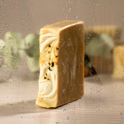 Savon artisanal sur fond humide