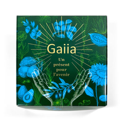 Boîte cadeau verte Gaiia avec illustrations bleues.