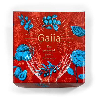 Boîte rouge ornée de motifs floraux et mains ouvertes.